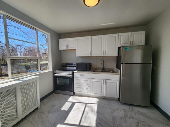 Equipped Kitchen w/New Stainless Steel Appliances - 27 Farragut Rd
