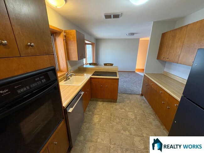 Building Photo - Large 3 bedroom, 2 Bath home available now!