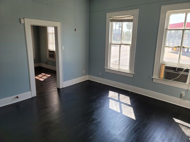 Foto del edificio - 826 Broadway Avenue J