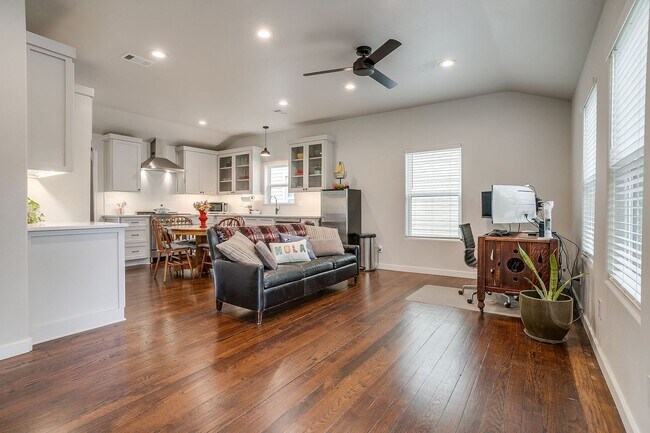 Foto del edificio - Pristine 2 Bed, 1 Bath Home for Rent in the Cultural District- 76107