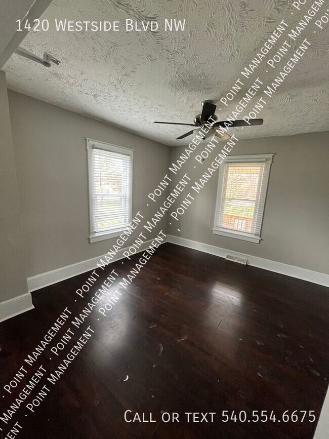 Building Photo - Spacious 2 bed 2 bath with Solar Panels!