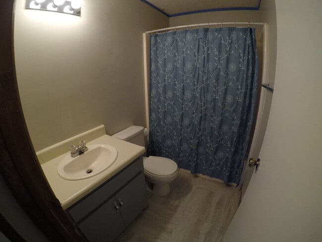 Full Bathroom - 1536 E Blackstock Rd