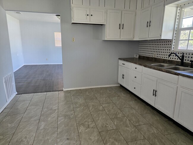Building Photo - 404 S Spruce Ave