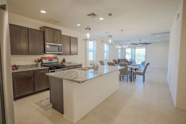Building Photo - 14031 E Golden Oaks Rd