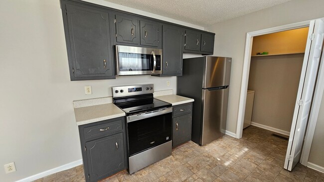 Building Photo - Close to Post! Cul-de-sac! NO CARPET! 3 bed 2 bath with large Fenced in backyard!