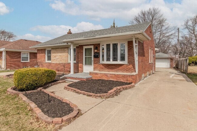 Foto del edificio - Charming 3-Bed, 2-Bath Brick Ranch in Saint Clair Shores – Move-In Ready!