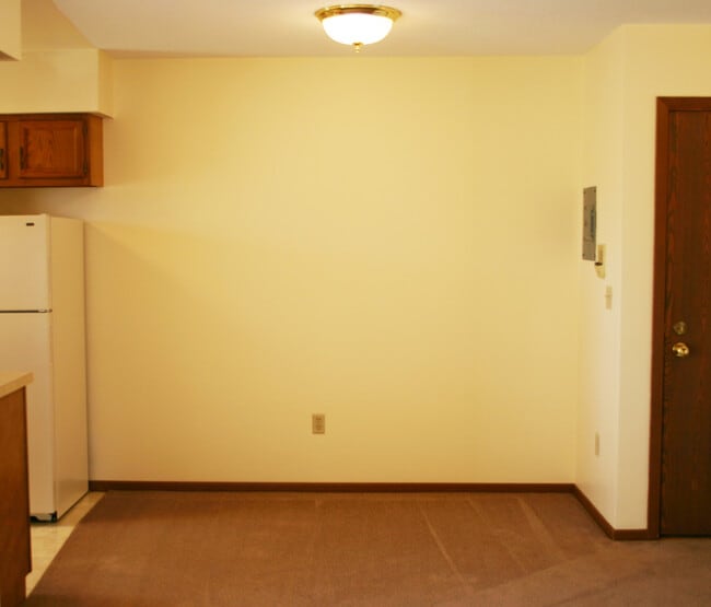 Building Photo - 1620 Roe Crest Dr