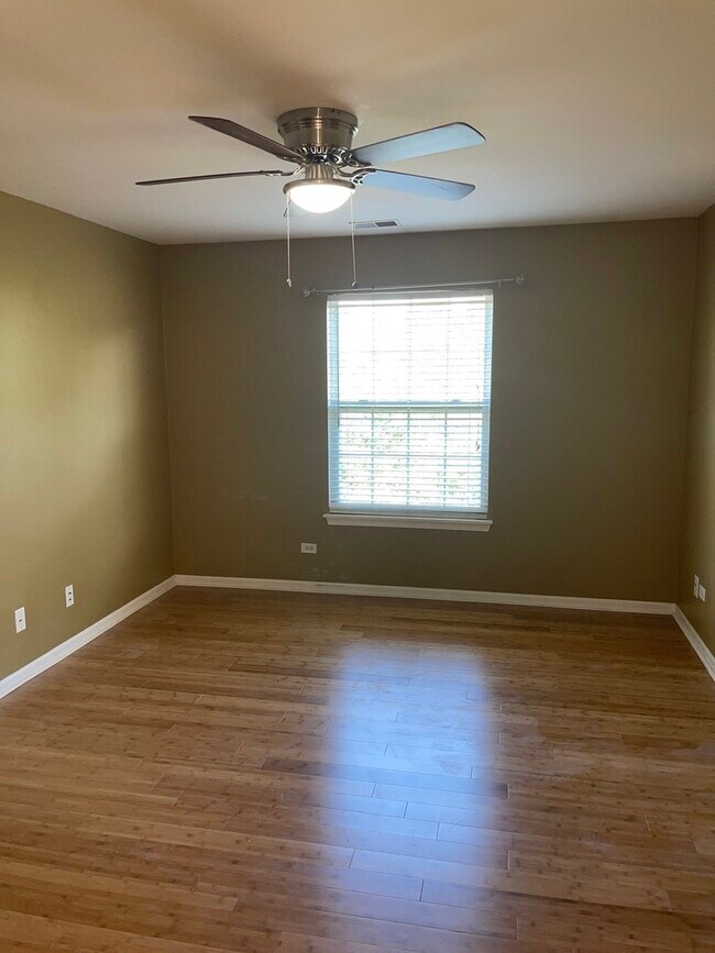 Building Photo - 406 Woodview Cir