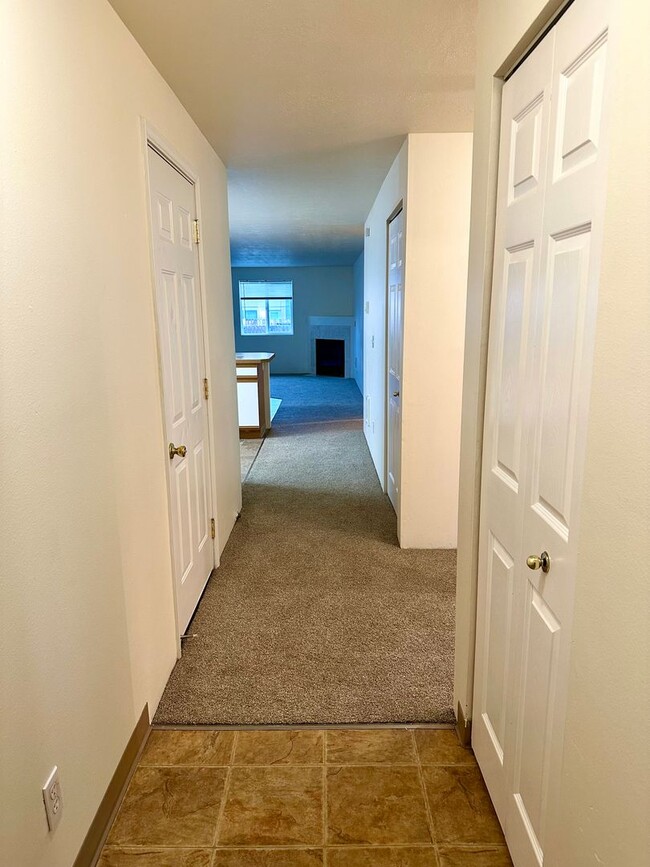 Building Photo - *** $1,000 OFF 1st Month *** Charming Duplex in Redmond, OR! 611 NE Larch!