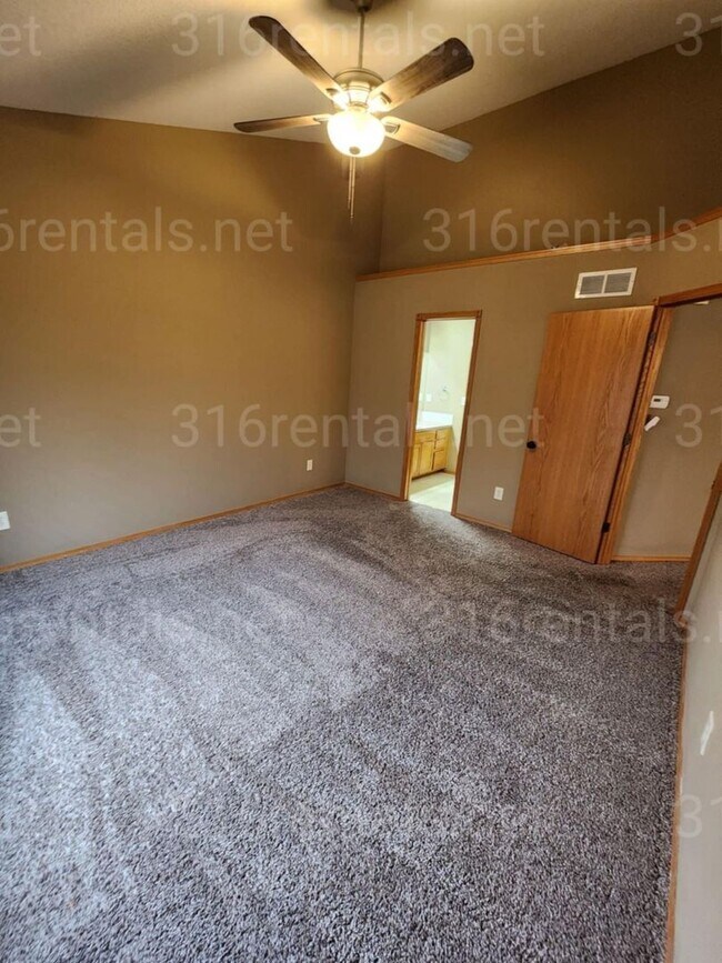 Building Photo - $1,650 - 3 bedroom / 1 bathroom - Single F...