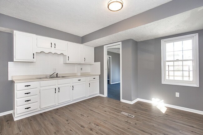 Building Photo - 3 Bed/2 bath Single House!!