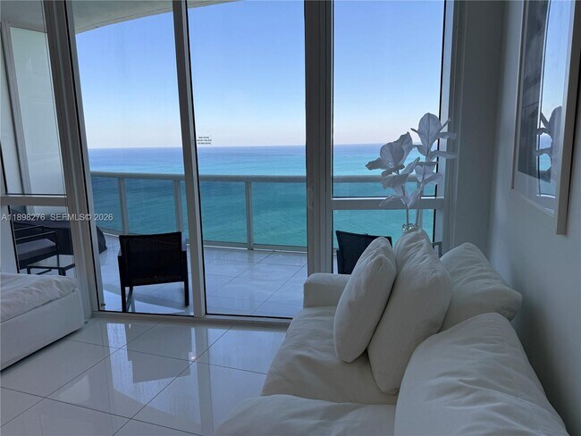 Foto del edificio - 15901 Collins Ave