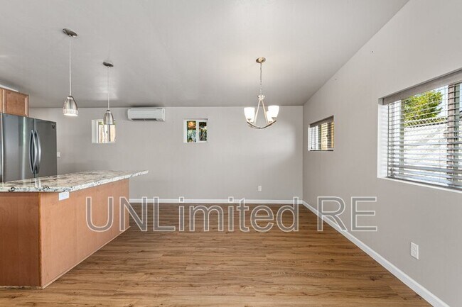 Building Photo - 3948 E Del Rio Dr