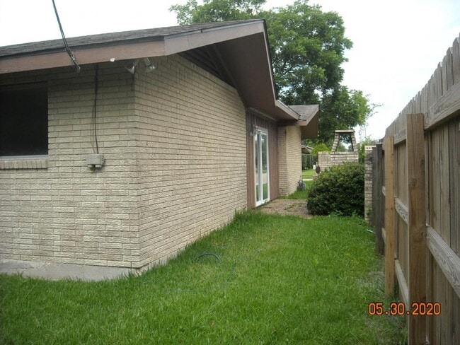 Building Photo - 10331 W Almond Dr