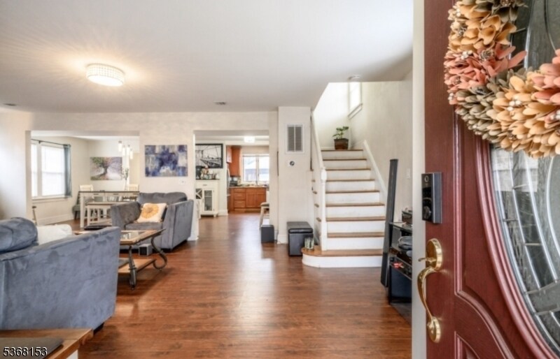 Foto principal - 372 W Hazelwood Ave