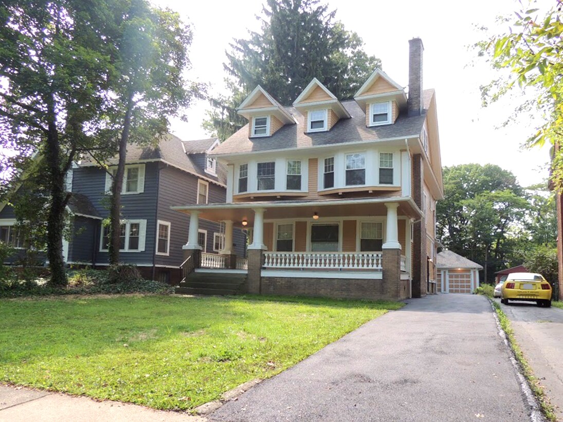 3284 Hyde Park Ave Cleveland Heights, OH 44118 – photo 1