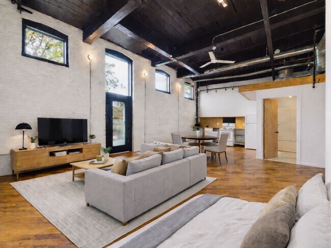 Foto del edificio - Bright studio with private backyard area FREE WASHER/DRYER - Parking Available