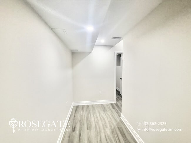 Building Photo - Pet-Friendly 1 Bedroom + Den Apartment with Parking in Kitchener