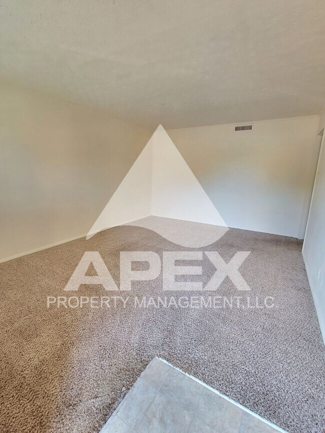 Foto del edificio - Spacious Ground Floor 2 Bd - 1Ba Apartment...