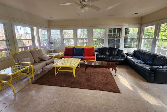 Foto del edificio - Room in House on Edith Ave