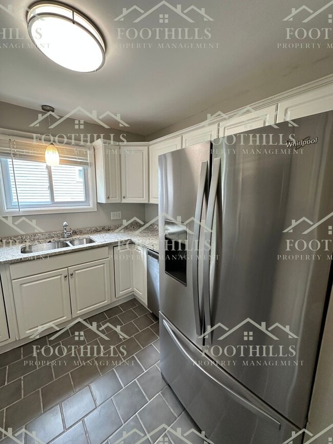 Building Photo - Lovely upper-level condominium features 2 ...