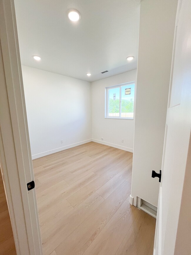 Building Photo - 1776 E Cyn Rdg Dr