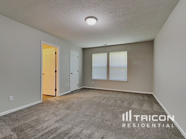 Foto del edificio - 4473 Redcliff N Ln