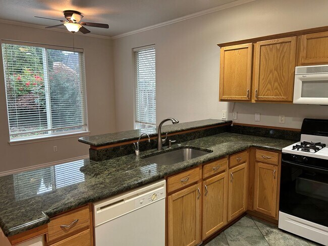 Foto del edificio - Bethany/NW Portland Home Updated with Hardwoods and Granite! Tons of Storage!