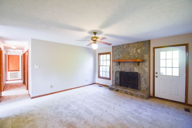 Building Photo - 3 Bedroom 2 Bathroom- New Carpet and Paint...