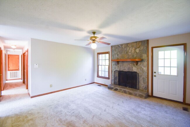 Foto del edificio - 3 Bedroom 2 Bathroom- New Carpet and Paint...