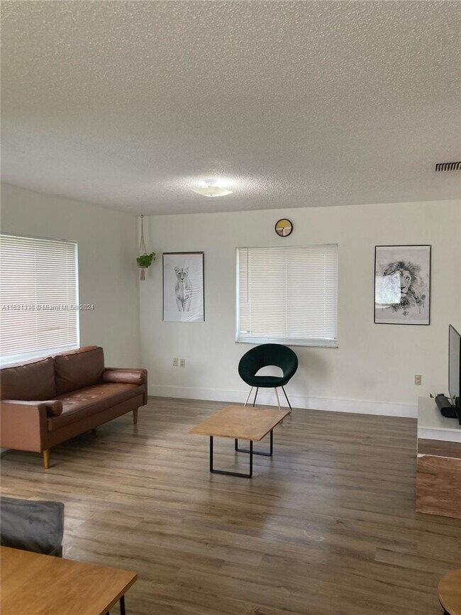 Foto del edificio - 674 NW 14th St