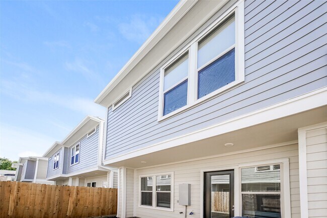 Foto del edificio - 5110 Royal Heath Dr