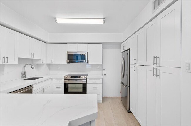 Building Photo - 3850 Galt Ocean Dr