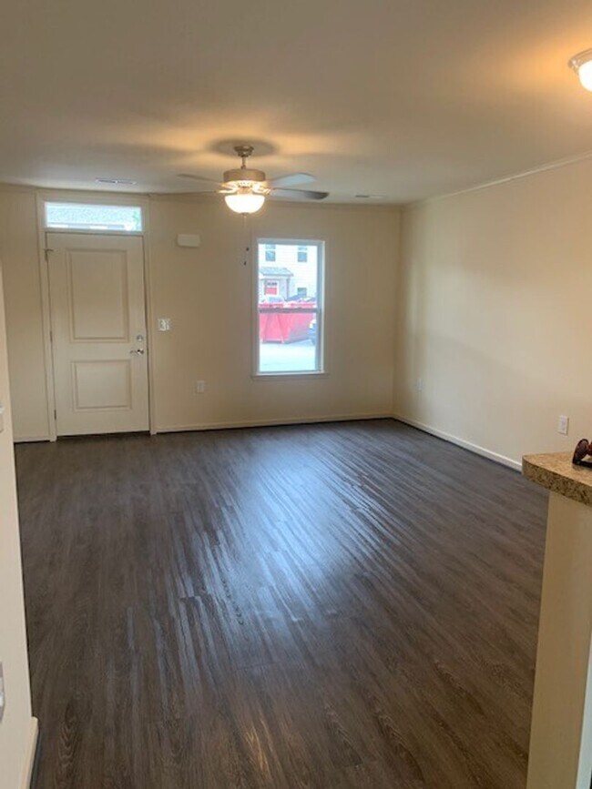 Foto del edificio - Townhome in Midway Park - Boyington Place!