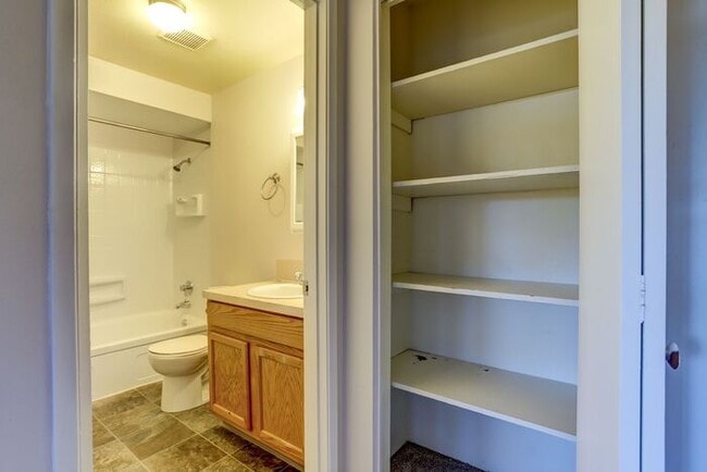Building Photo - 1 bedroom just minutes from Downtown PDX!!!