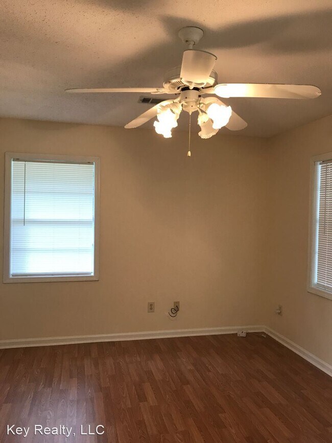 Foto del edificio - 3 br, 1.5 bath House - 109 Bell Rd.