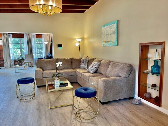 Foto del edificio - 14155 Old Cutler Rd