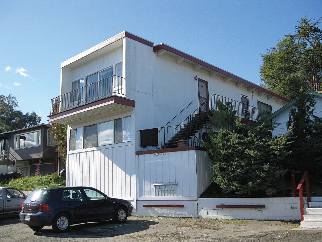 Primary Photo - 211 Marin St