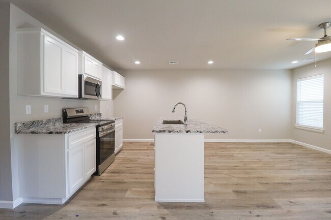 Foto del edificio - FIRST FREE MONTH! 3 Bed | 2.5 Bath | Sand ...