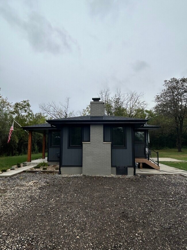 Foto del edificio - 2400 N Cedar Rd