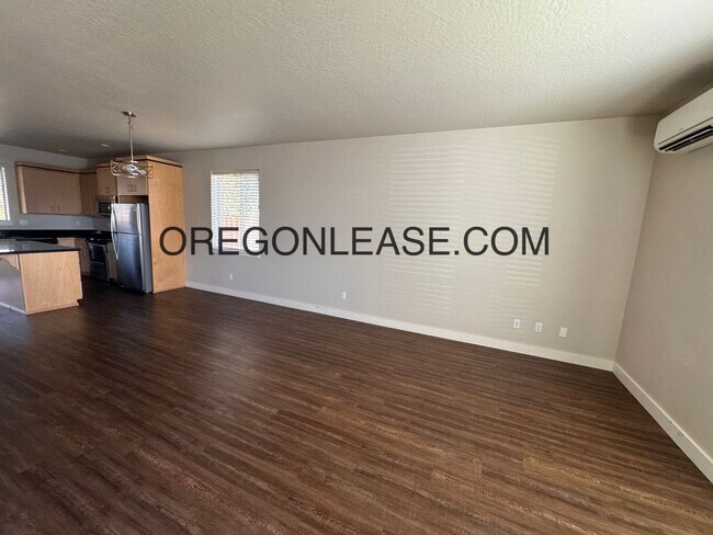Building Photo - 3 bedroom 2.5 bath townhouse in Cal Young ...