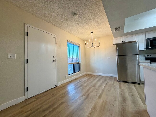 Building Photo - Updated 2 bedroom condo