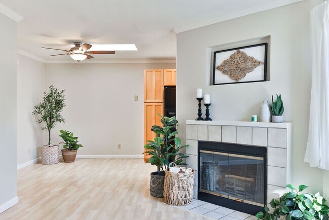 Building Photo - Talmadge : spacious 2 bed, 2 ba top floor condo