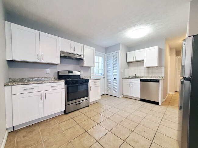 Building Photo - 3 Bed - 1 Bath Cape Cod for Rent!