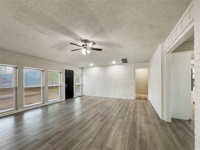 Foto del edificio - 2108 Shorewood Ln