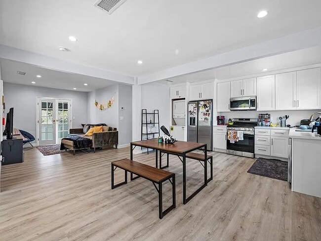 Building Photo - 1005 Hi Point St