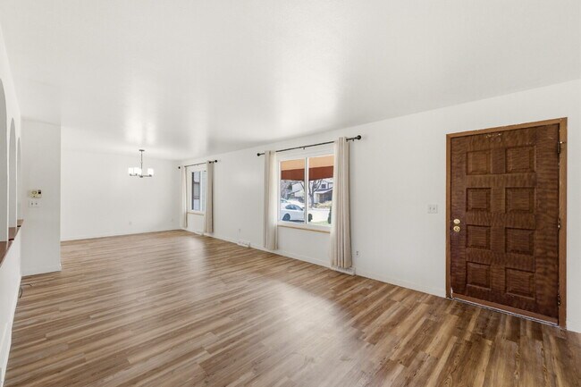 Foto del edificio - Huge Backyard - Remodeled 3 Bedroom 1.5 Bath Ready ASAP!