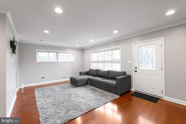 Building Photo - 5922 Charnwood Rd