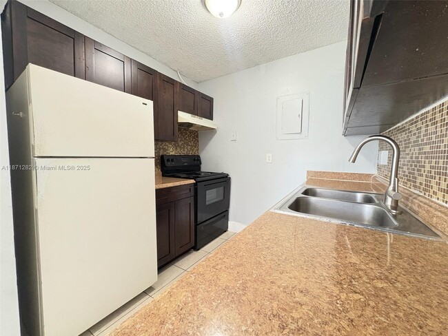 Building Photo - 8913 NW 28th Dr