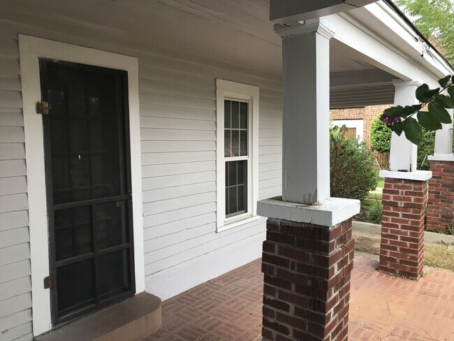 Building Photo - 3/2 Fenced yard pet friendly Gladewater